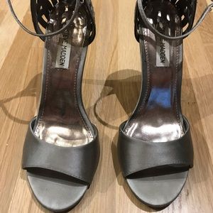 Like new Satin silver Steve Madden heels size 9